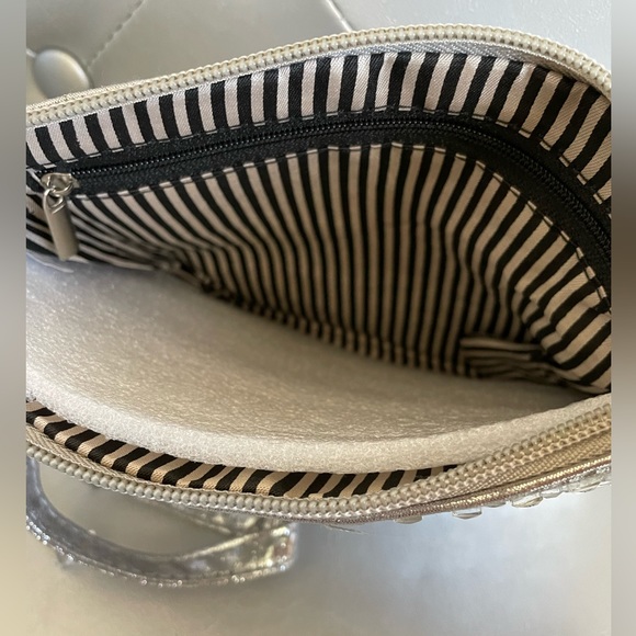 💎🤍🤍 ELEGANT SILVER CLUTCH🤍🤍💎 - Picture 3 of 4